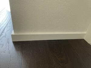 Battiscopa moderno laccato