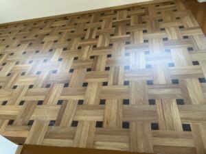 Iroko a quadrate con innesto Wengè